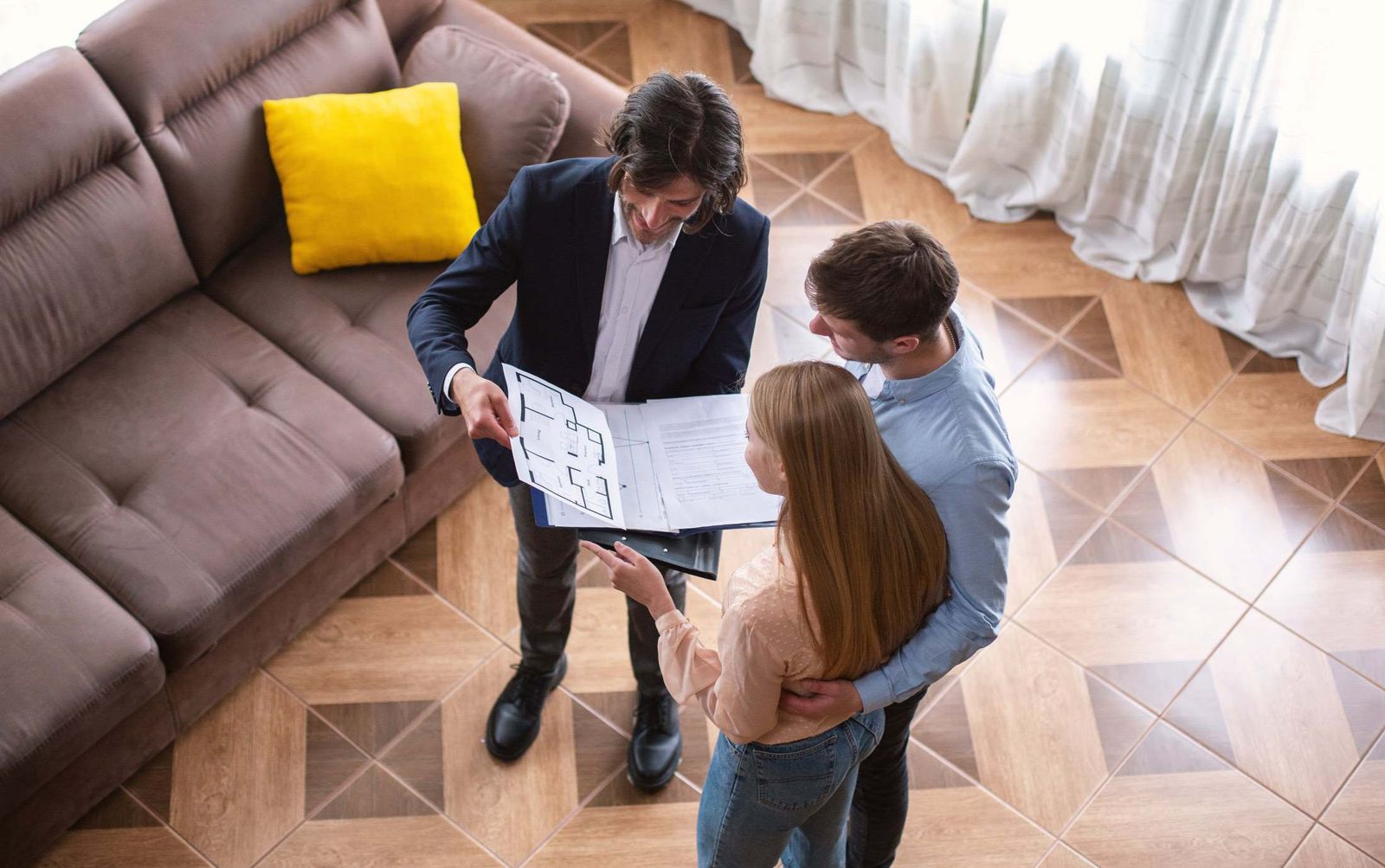 Agent immobilier montrant un plan à des clients