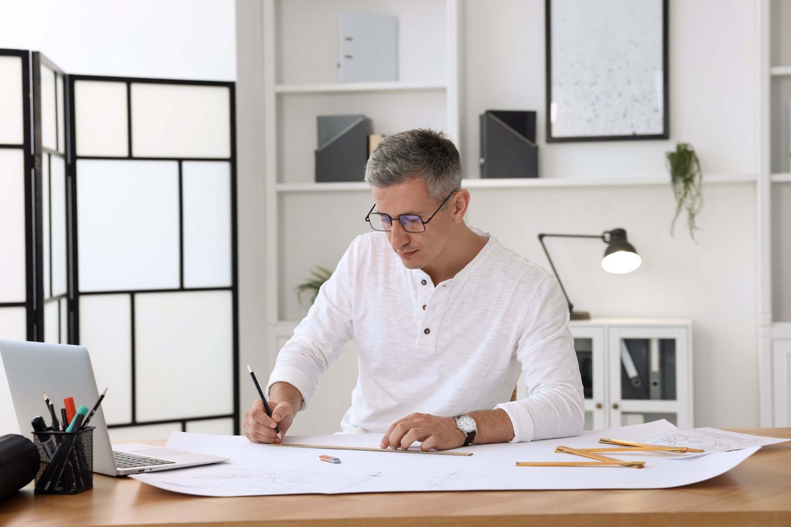 Architecte travaillant sur des plans