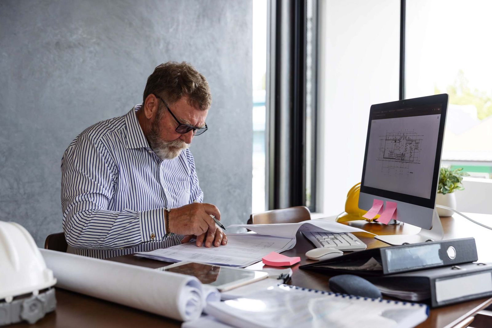 Architecte consultant un plan sur tablette