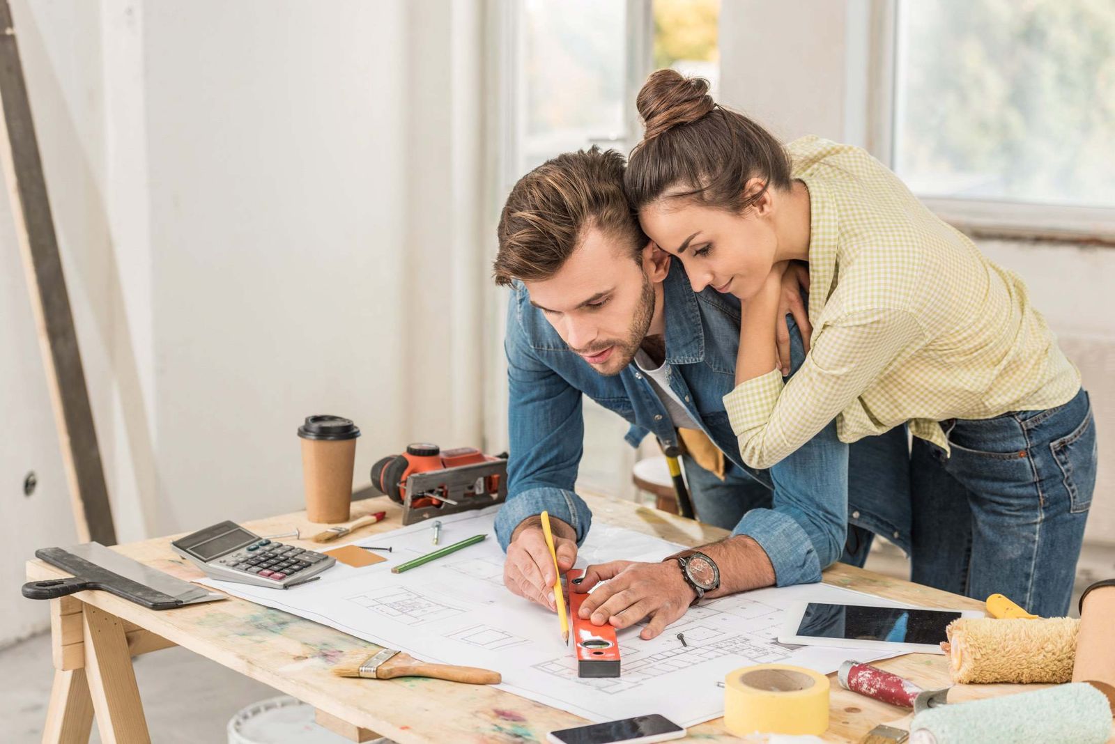 Couple étudiant le plan de son logement